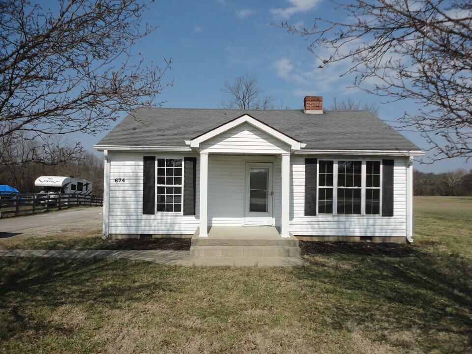 674 Georgetown Rd in Paris, KY - Building Photo