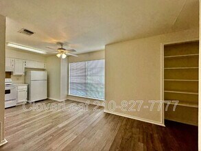 10567 Starcrest Dr in San Antonio, TX - Building Photo - Building Photo