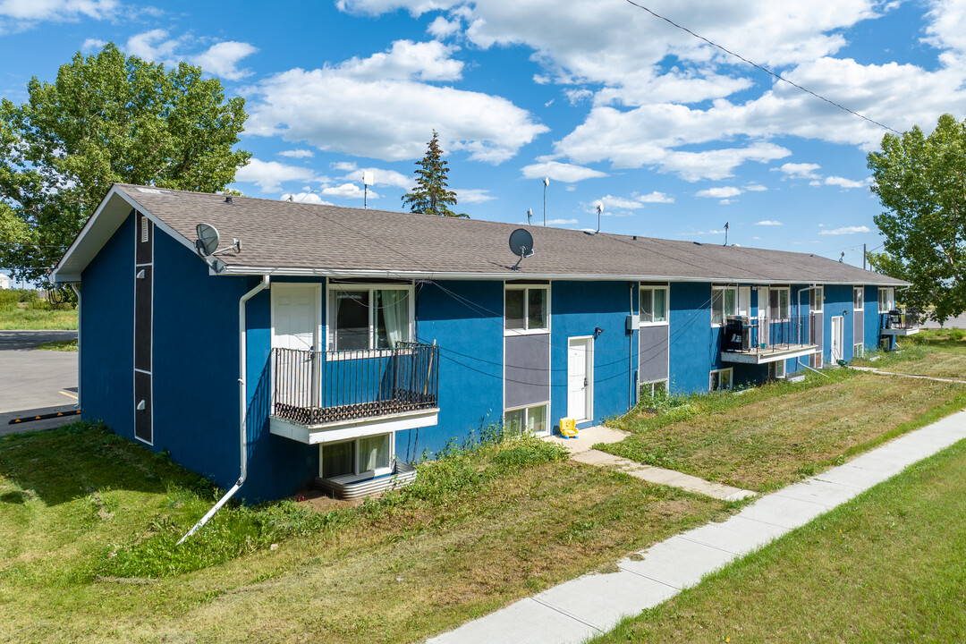 716 Crescent Dr in Beiseker, AB - Building Photo