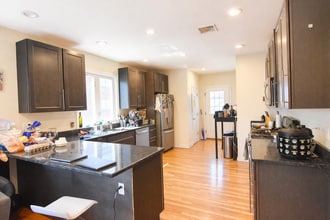 84 Litchfield St, Unit 1 in Boston, MA - Foto de edificio - Building Photo