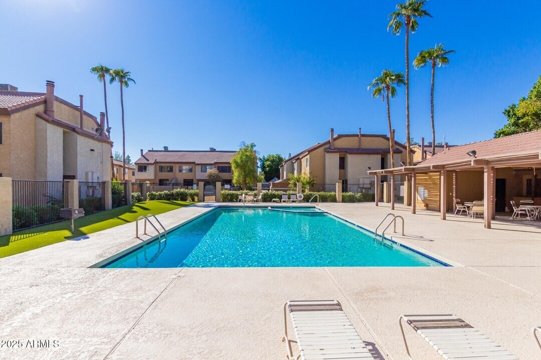 2040 S Longmore in Mesa, AZ - Foto de edificio