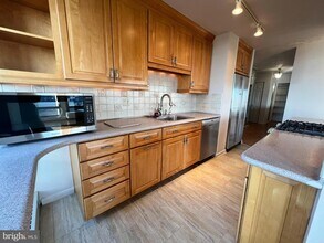 200 Locust St, Unit 12GN in Philadelphia, PA - Building Photo - Building Photo