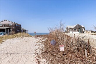 52 Summit Dr in Calverton, NY - Building Photo - Building Photo