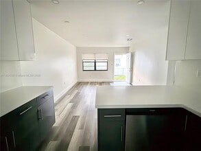 2113 W 5th Ave in Hialeah, FL - Foto de edificio - Building Photo