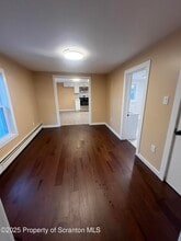 129 S Blakely St in Dunmore, PA - Foto de edificio - Building Photo