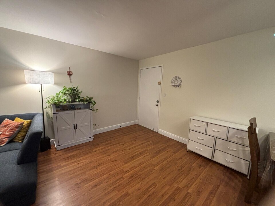 210 SW 11th St, Unit 409 in Miami, FL - Foto de edificio