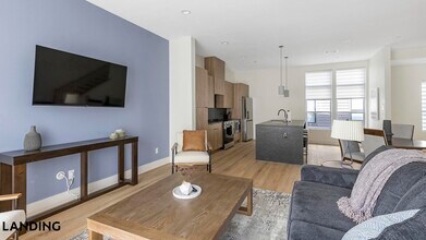 2206 Arroyo Ave, Unit 404 in Dallas, TX - Building Photo - Building Photo