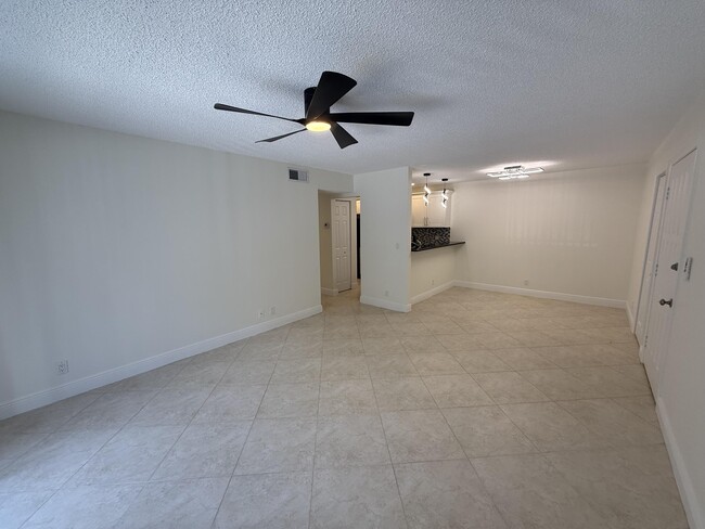 3402 Gardens E Dr in Palm Beach Gardens, FL - Building Photo - Building Photo