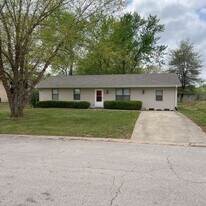 242 Hilltop Dr in Warrensburg, MO - Building Photo