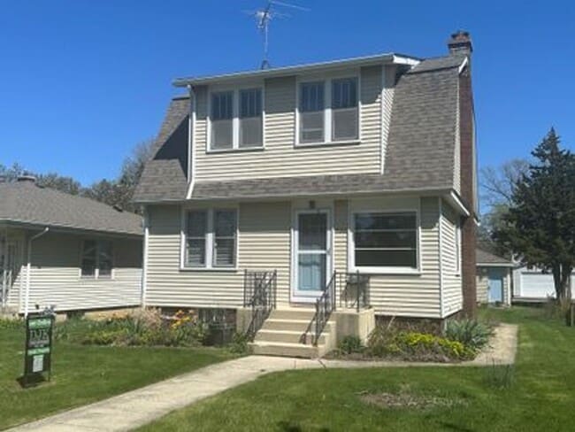 property at 826 N Center St