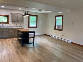 412 Main St, Unit Rear Apt 2 in Alexandria, PA - Foto de edificio - Building Photo