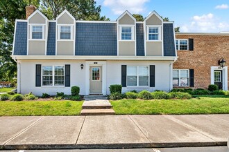 The Courtyards of Chanticleer in Virginia Beach, VA - Building Photo - Building Photo