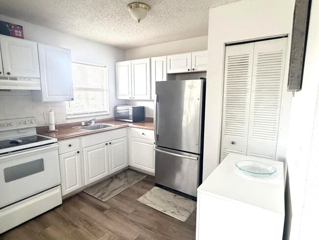 406 Lakeside Dr in Margate, FL - Building Photo - Building Photo