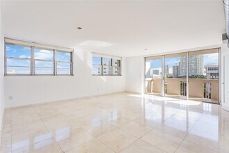 800 West Ave, Unit 935 in Miami Beach, FL - Foto de edificio - Building Photo