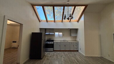 562 Van Buren St in Monterey, CA - Foto de edificio - Building Photo