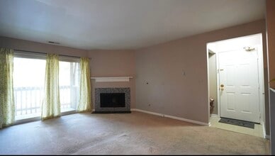 104 Glengarry Dr, Unit 207 in Bloomingdale, IL - Building Photo - Building Photo