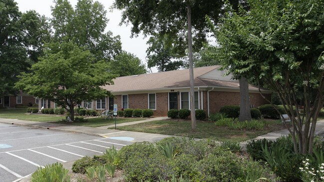 Miller Oaks Village Apartments in Mauldin, SC - Foto de edificio - Building Photo