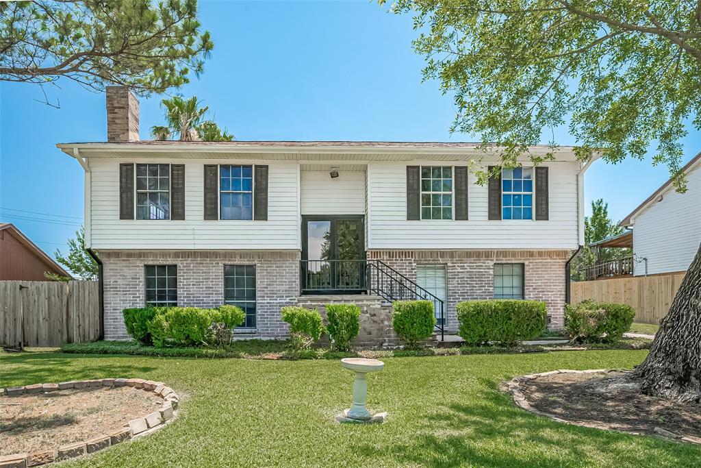 413 E Castle Harbour Dr in Friendswood, TX - Building Photo