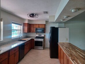 4233 SE 8th Pl in Cape Coral, FL - Building Photo - Building Photo