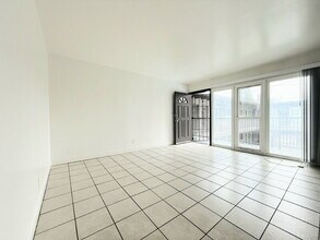 10130 S Inglewood Ave in Inglewood, CA - Building Photo - Building Photo