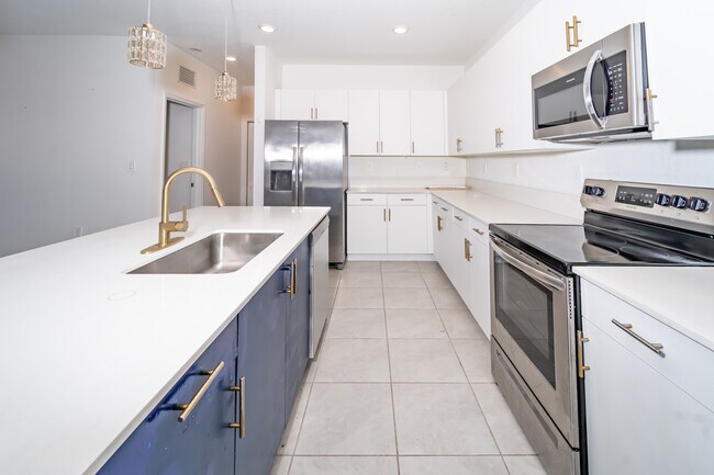 21331 SW 127th Ct in Miami, FL - Foto de edificio - Building Photo