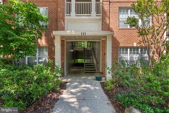 111 Timberbrook Ln in Gaithersburg, MD - Foto de edificio - Building Photo