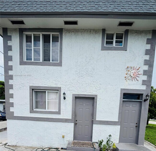 219 W Dixie Hwy in Dania Beach, FL - Building Photo - Building Photo