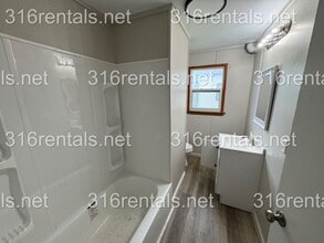 923 W 2nd St in Halstead, KS - Building Photo - Building Photo