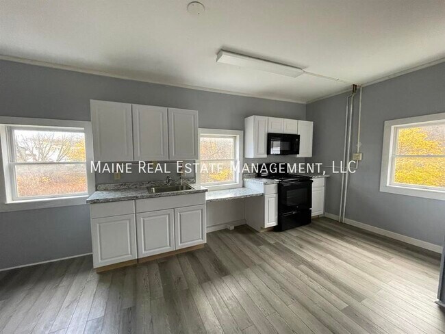 554 S Main St, Unit Apt 2 in Brewer, ME - Building Photo - Building Photo