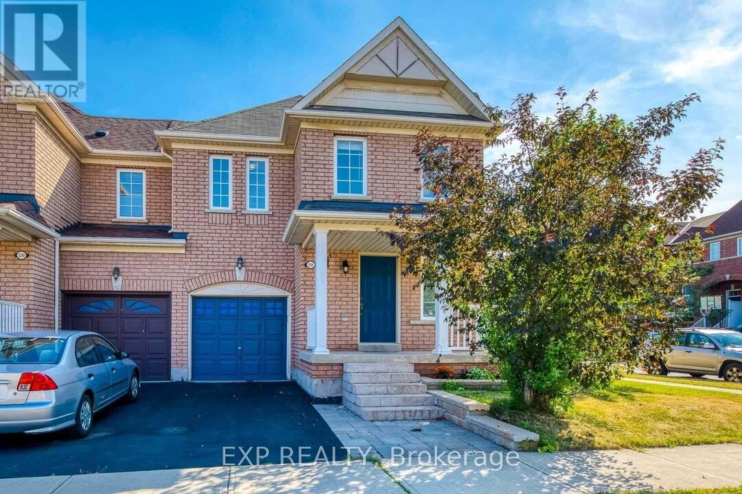 2300 Saddlecreek Crescent in Oakville, ON - Building Photo