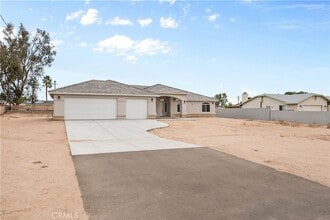 8104 Corona Ave in Hesperia, CA - Foto de edificio - Building Photo