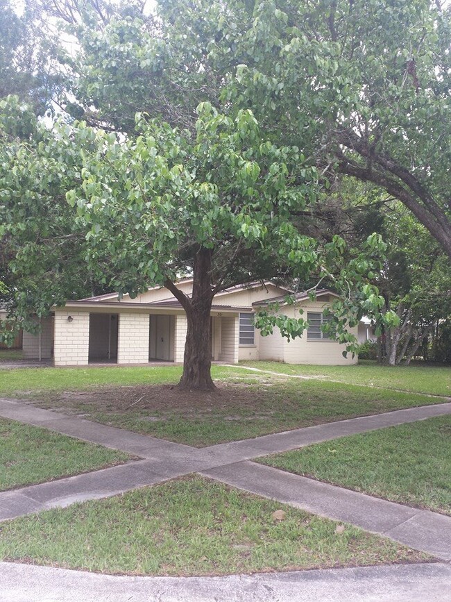 301 Thackery Rd in Ormond Beach, FL - Building Photo - Building Photo