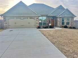 818 MacDonald Dr in Pea Ridge, AR - Building Photo