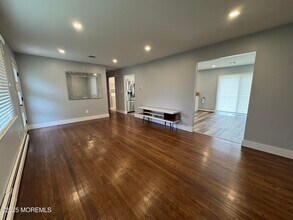 220 Highwood Rd in Ocean Township, NJ - Foto de edificio - Building Photo