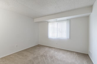Riverside Village Apartments in Clinton Township, MI - Foto de edificio - Interior Photo