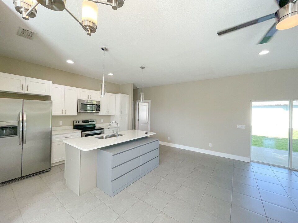 205 Hibiscus Ln in Poinciana, FL - Building Photo