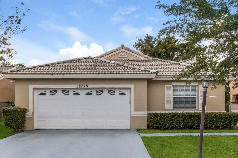 18750 NW 1st St in Pembroke Pines, FL - Foto de edificio