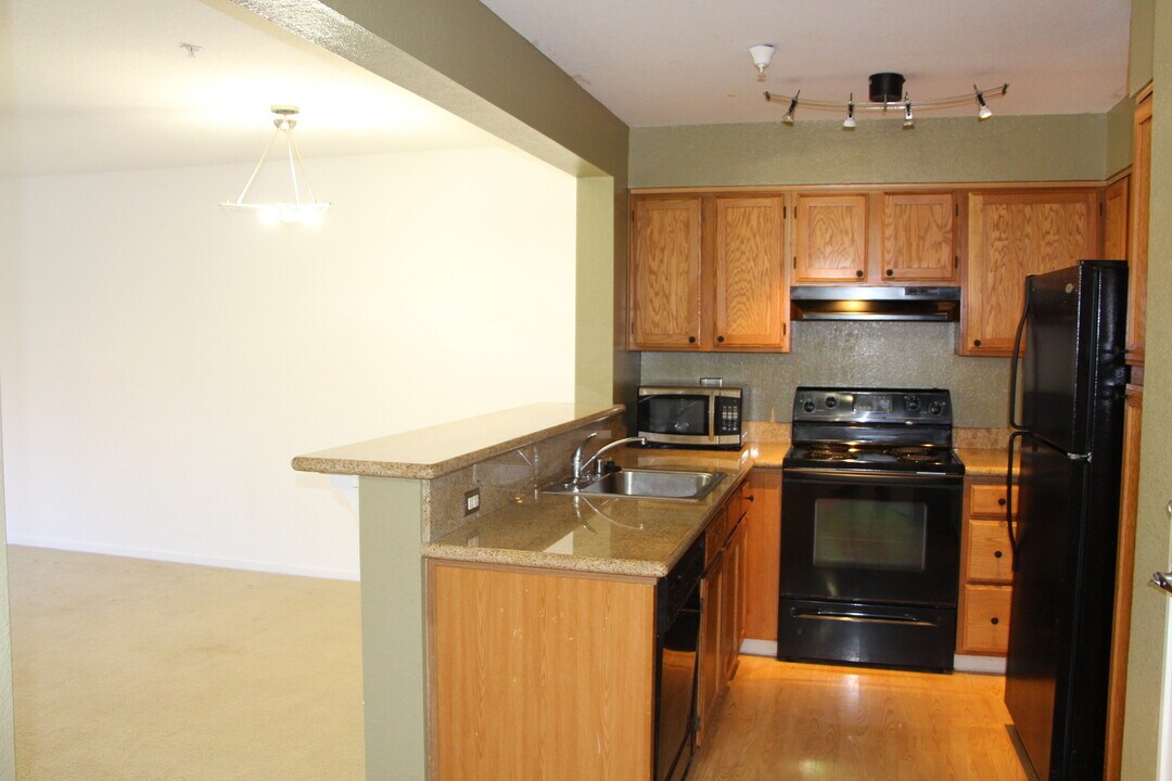 39206 Guardino Dr in Fremont, CA - Building Photo