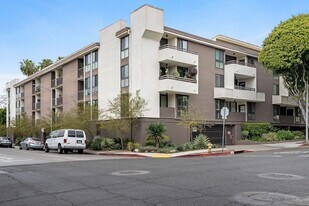 911 N Kings Rd, Unit 103 in West Hollywood, CA - Building Photo