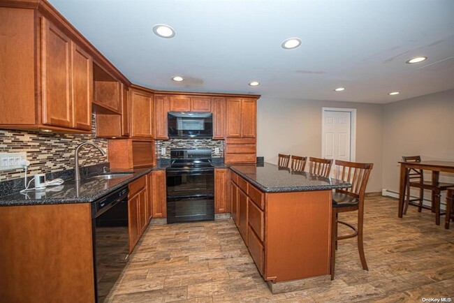 16 Wildwood St in Lake Grove, NY - Building Photo - Building Photo