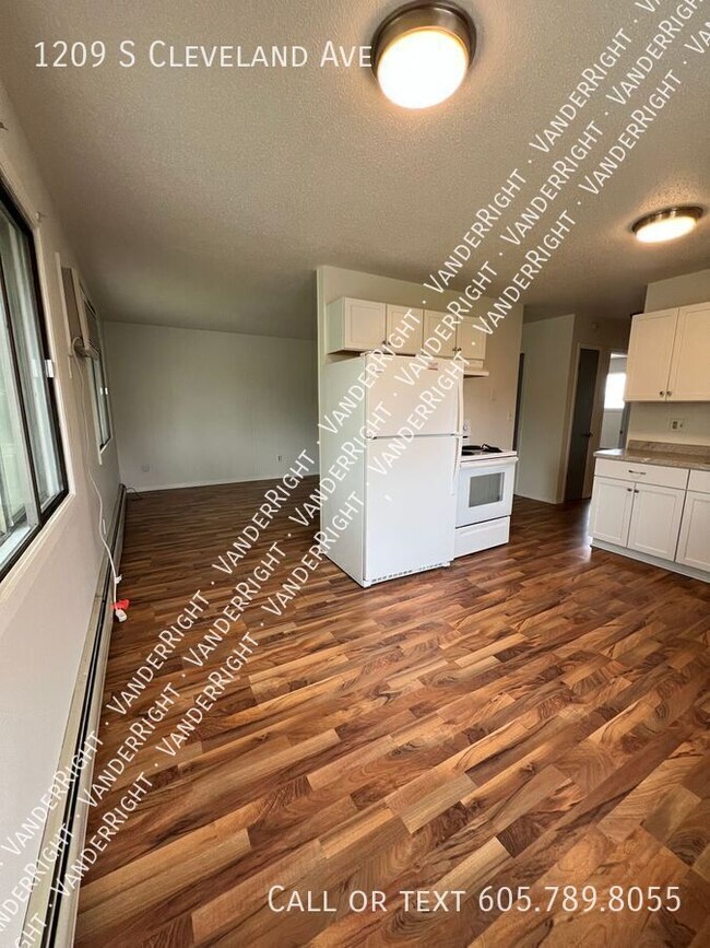1209 S Cleveland Ave in Sioux Falls, SD - Building Photo - Building Photo