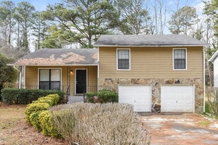2465 Fairway Cir SW in Atlanta, GA - Building Photo