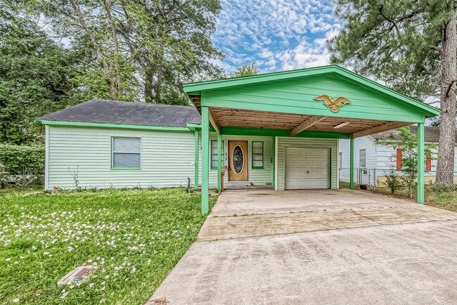 1719 W Sealy St in Alvin, TX - Building Photo - Building Photo