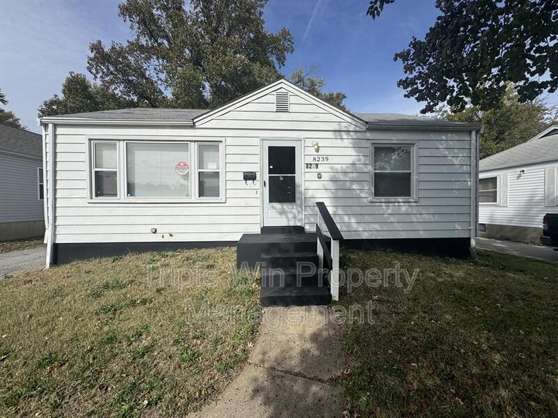 8239 Fay Dr in Berkeley, MO - Building Photo