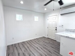 841 W 64th St, Unit 8415 in Los Angeles, CA - Building Photo - Building Photo