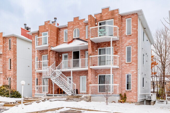 302 De La Montagne Rue in L'Île-Perrot, QC - Building Photo - Building Photo