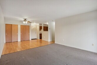 2118 Cromwell Hills Dr in Cromwell, CT - Foto de edificio - Building Photo