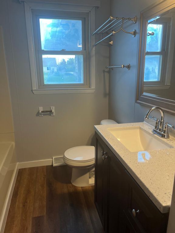 1830 W Sunnydale Ln in Mequon, WI - Building Photo - Building Photo