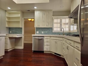 1219 Essex Ln in Newport Beach, CA - Building Photo - Building Photo