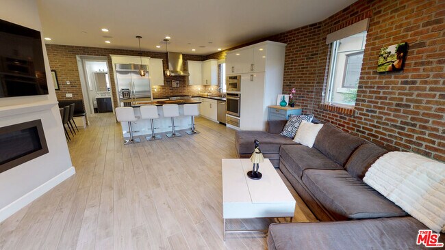 12860 S Seaglass Cir in Los Angeles, CA - Building Photo - Building Photo